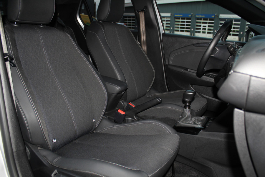 Opel Corsa 1.2-100pk Turbo Elegance Sky. In nieuwstaat verkerende Opel Corsa ! Autm. airco, cruise cntrl, lane assist, panoramadak, verwarmde stoelen, LM wielen, camera, parkeersensoren, navigatie by Apple Carplay/Android auto, metallic, LED verl. etc.