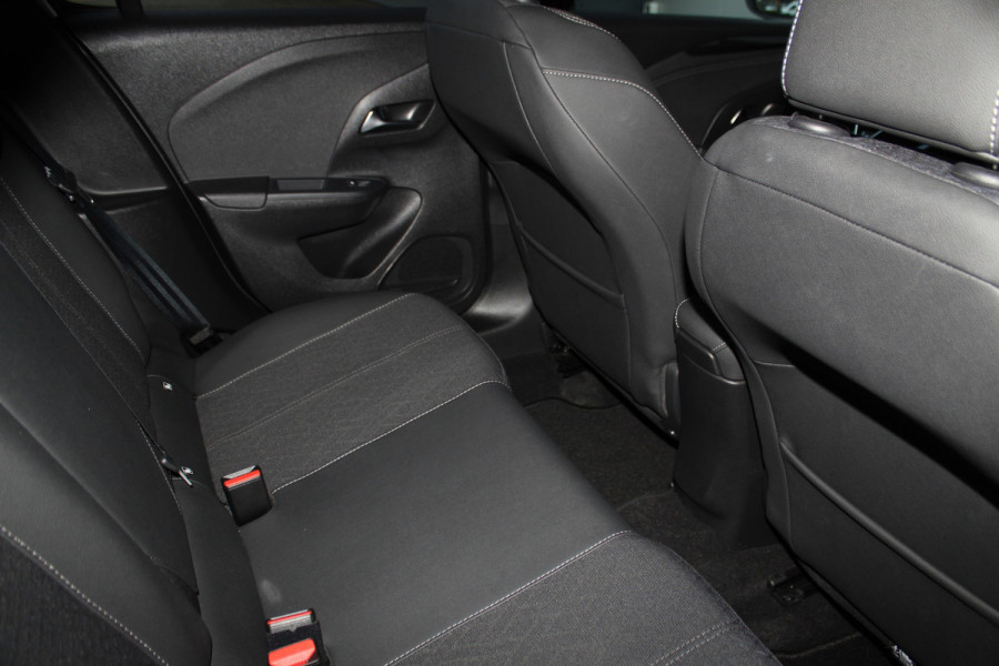 Opel Corsa 1.2-100pk Turbo Elegance Sky. In nieuwstaat verkerende Opel Corsa ! Autm. airco, cruise cntrl, lane assist, panoramadak, verwarmde stoelen, LM wielen, camera, parkeersensoren, navigatie by Apple Carplay/Android auto, metallic, LED verl. etc.