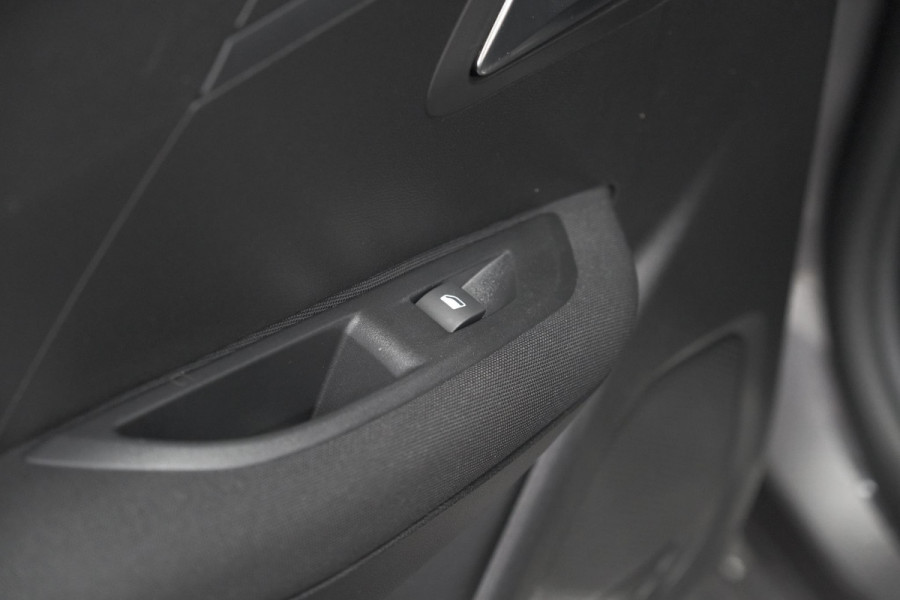 Peugeot 208 PureTech 100 EAT8 Allure | Navigatie | Parkeersensoren | Cruise Control