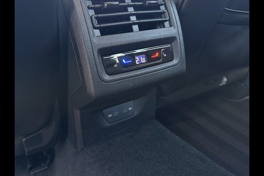 Volkswagen Golf Variant 2.0 TSI R-Line - IQ.Light - Carplay - Virtual dash - 18" - Adaptieve Cruise Control - Sportstoelen