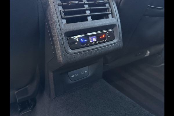 Volkswagen Golf Variant 2.0 TSI R-Line - IQ.Light - Carplay - Virtual dash - 18" - Adaptieve Cruise Control - Sportstoelen