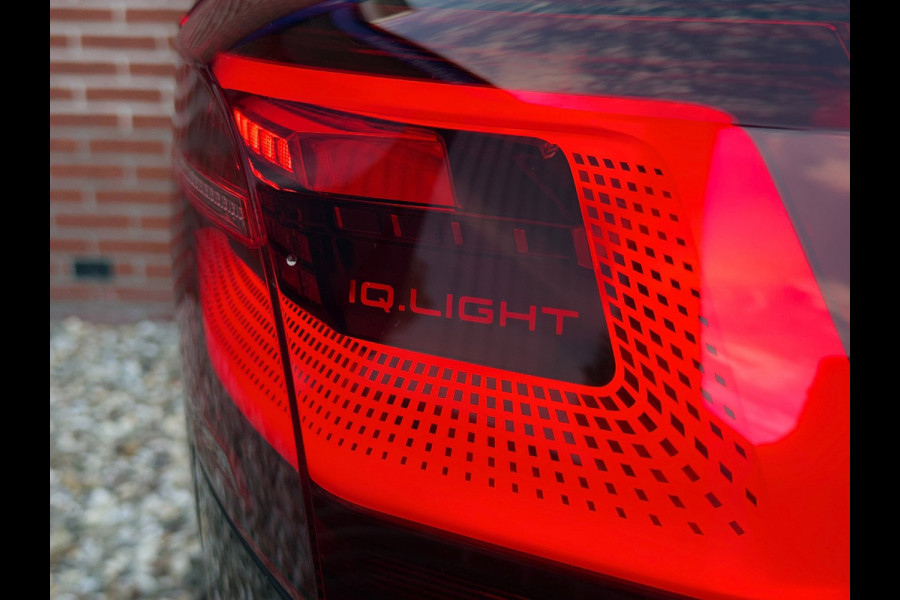 Volkswagen Golf Variant 2.0 TSI R-Line - IQ.Light - Carplay - Virtual dash - 18" - Adaptieve Cruise Control - Sportstoelen