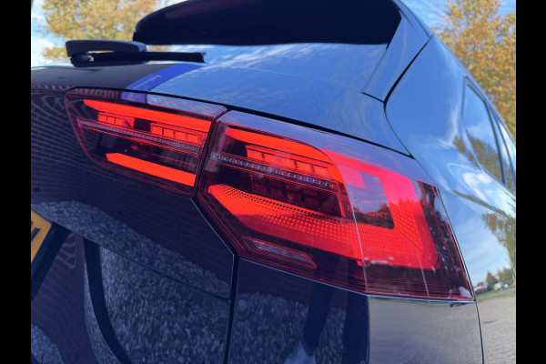 Volkswagen Golf Variant 2.0 TSI R-Line - IQ.Light - Carplay - Virtual dash - 18" - Adaptieve Cruise Control - Sportstoelen
