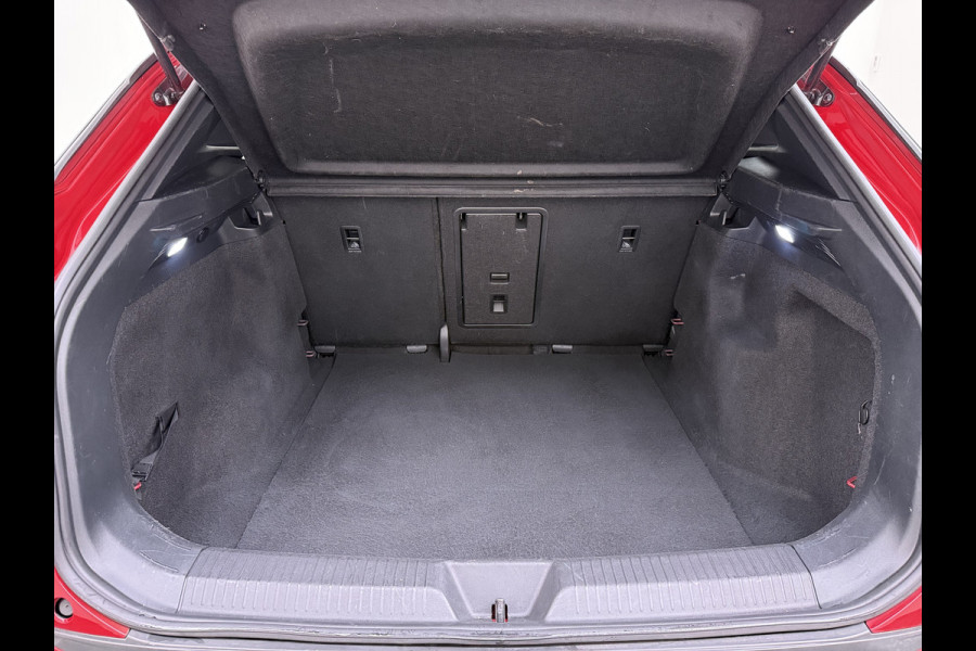 Volkswagen ID.4 82kWh 204PK SOH 98% Navi Camera Stoelverwarming Adap.Cruise Matrix Led Lmv 20" Apple Carplay Android Auto Pdc Assistentie+Comfort+Design+Exterieur+Style-Pakket Keyless Advanced Privacy Glas DAB Isofix Wifi Dealeronderhouden Origineel Nederlandse Auto