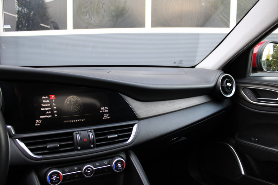Alfa Romeo Giulia 2.0T Super | Camera | Quadrifoglio Velgen | Trekhaak | Carplay
