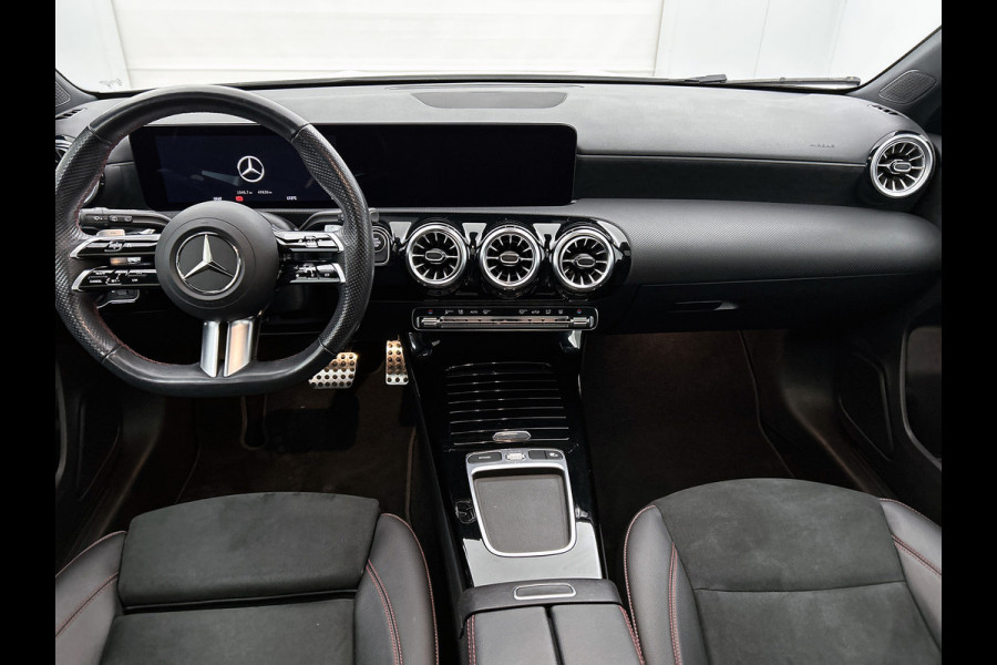 Mercedes-Benz A-Klasse 250 e Business Line | AMG-Line In en Exterieur | Achteruitrijcamera | Sfeerverlichting | Panorama schuifkantel dak | Multispaaks velgen | Incl
