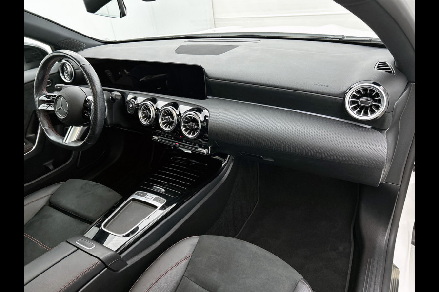 Mercedes-Benz A-Klasse 250 e Business Line | AMG-Line In en Exterieur | Achteruitrijcamera | Sfeerverlichting | Panorama schuifkantel dak | Multispaaks velgen | Incl
