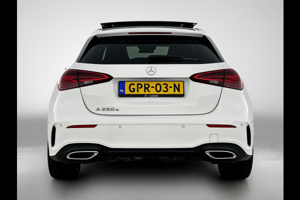 Mercedes-Benz A-Klasse 250 e Business Line | AMG-Line In en Exterieur | Achteruitrijcamera | Sfeerverlichting | Panorama schuifkantel dak | Multispaaks velgen | Incl