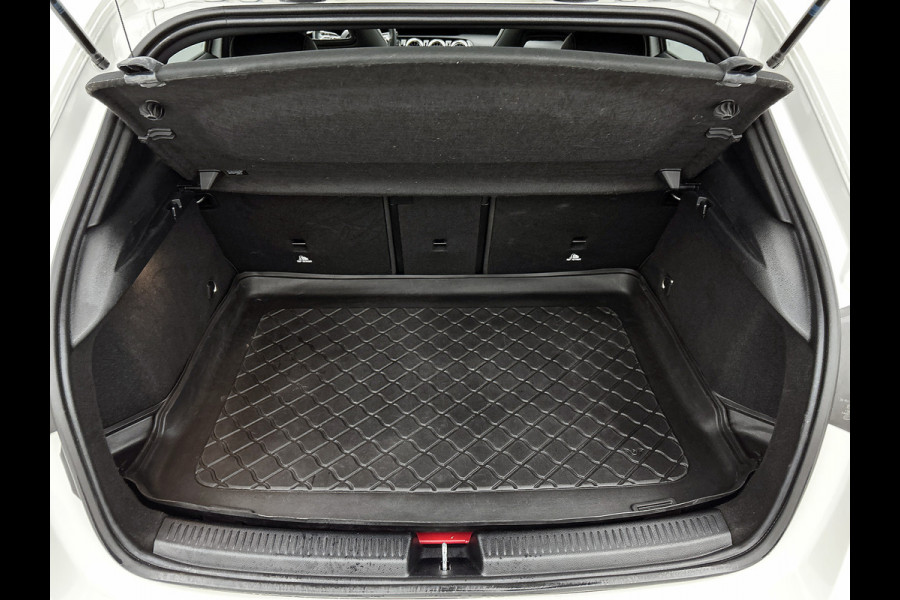 Mercedes-Benz A-Klasse 250 e Business Line | AMG-Line In en Exterieur | Achteruitrijcamera | Sfeerverlichting | Panorama schuifkantel dak | Multispaaks velgen | Incl