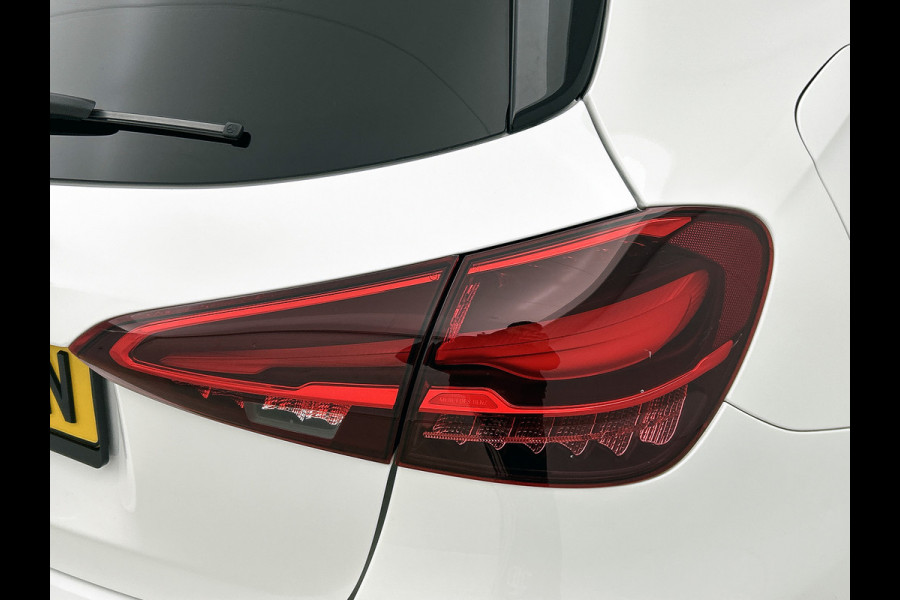 Mercedes-Benz A-Klasse 250 e Business Line | AMG-Line In en Exterieur | Achteruitrijcamera | Sfeerverlichting | Panorama schuifkantel dak | Multispaaks velgen | Incl