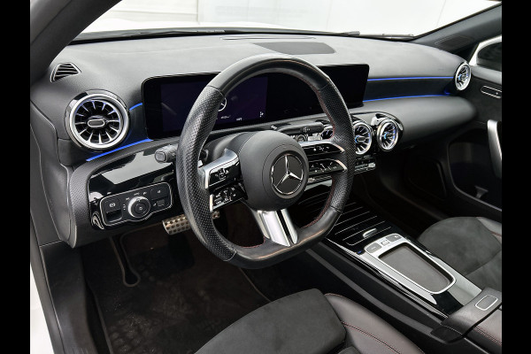 Mercedes-Benz A-Klasse 250 e Business Line | AMG-Line In en Exterieur | Achteruitrijcamera | Sfeerverlichting | Panorama schuifkantel dak | Multispaaks velgen | Incl