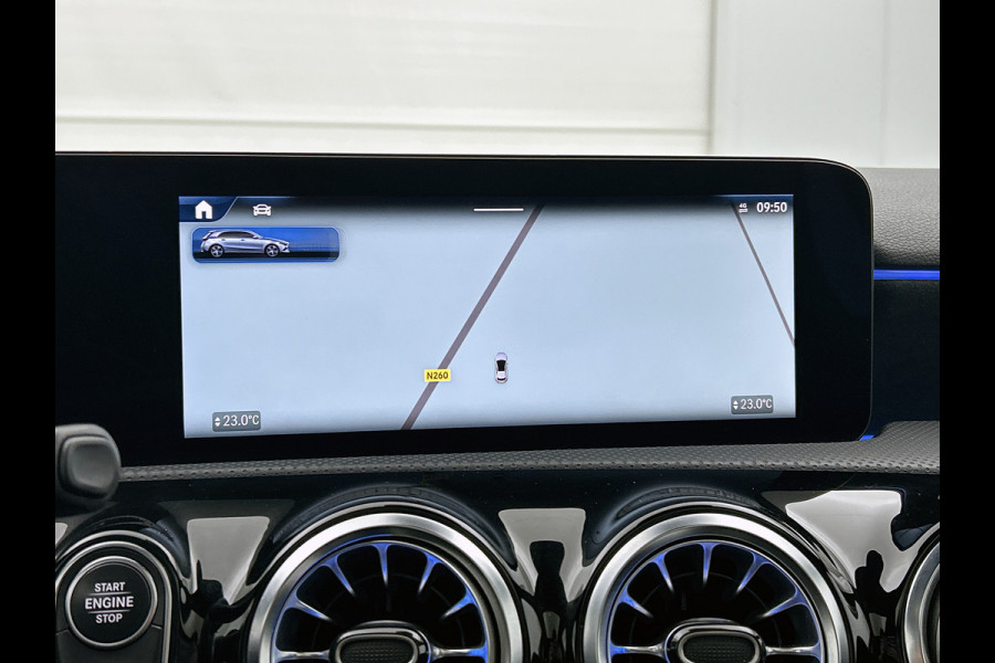 Mercedes-Benz A-Klasse 250 e Business Line | AMG-Line In en Exterieur | Achteruitrijcamera | Sfeerverlichting | Panorama schuifkantel dak | Multispaaks velgen | Incl