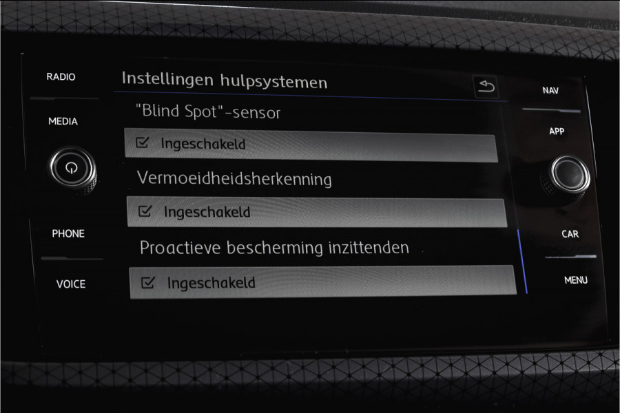 Volkswagen T-Cross 1.0 TSI 116 PK Style | Trekhaak | Dig. Cockpit | Adapt. Cruise | Stoelverw. | PDC | NAV | ECC | LM 17" |