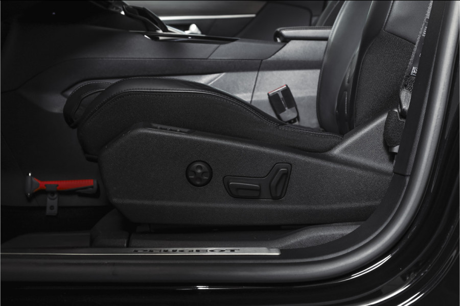 Peugeot 3008 1.6 PureTech 180 PK GT - Automaat | Afn. Trekhaak | Dig. Cockpit | Adapt. Cruise | Leder-+stoelverw. | Elek. stoelen | Camera | NAV | ECC | Elek. Klep | LM 18" |