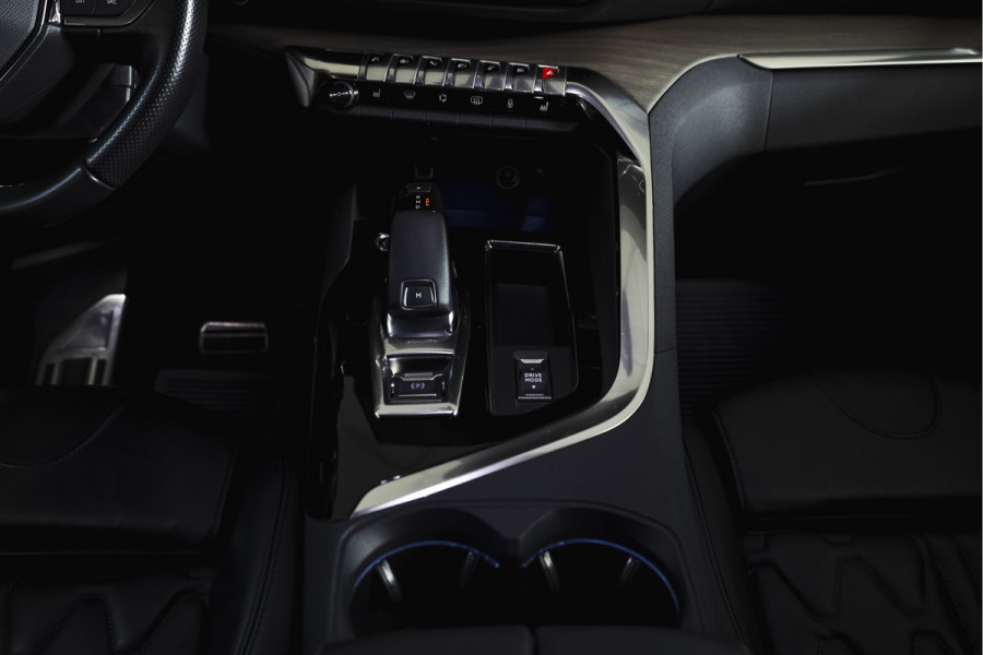 Peugeot 3008 1.6 PureTech 180 PK GT - Automaat | Afn. Trekhaak | Dig. Cockpit | Adapt. Cruise | Leder-+stoelverw. | Elek. stoelen | Camera | NAV | ECC | Elek. Klep | LM 18" |