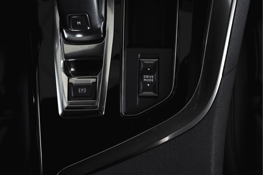 Peugeot 3008 1.6 PureTech 180 PK GT - Automaat | Afn. Trekhaak | Dig. Cockpit | Adapt. Cruise | Leder-+stoelverw. | Elek. stoelen | Camera | NAV | ECC | Elek. Klep | LM 18" |