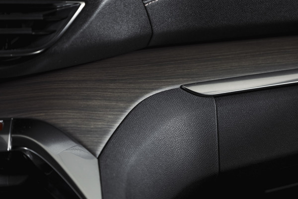 Peugeot 3008 1.6 PureTech 180 PK GT - Automaat | Afn. Trekhaak | Dig. Cockpit | Adapt. Cruise | Leder-+stoelverw. | Elek. stoelen | Camera | NAV | ECC | Elek. Klep | LM 18" |