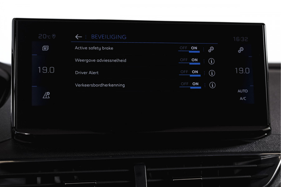 Peugeot 3008 1.6 PureTech 180 PK GT - Automaat | Afn. Trekhaak | Dig. Cockpit | Adapt. Cruise | Leder-+stoelverw. | Elek. stoelen | Camera | NAV | ECC | Elek. Klep | LM 18" |