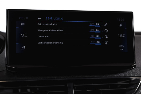 Peugeot 3008 1.6 PureTech 180 PK GT - Automaat | Afn. Trekhaak | Dig. Cockpit | Adapt. Cruise | Leder-+stoelverw. | Elek. stoelen | Camera | NAV | ECC | Elek. Klep | LM 18" |