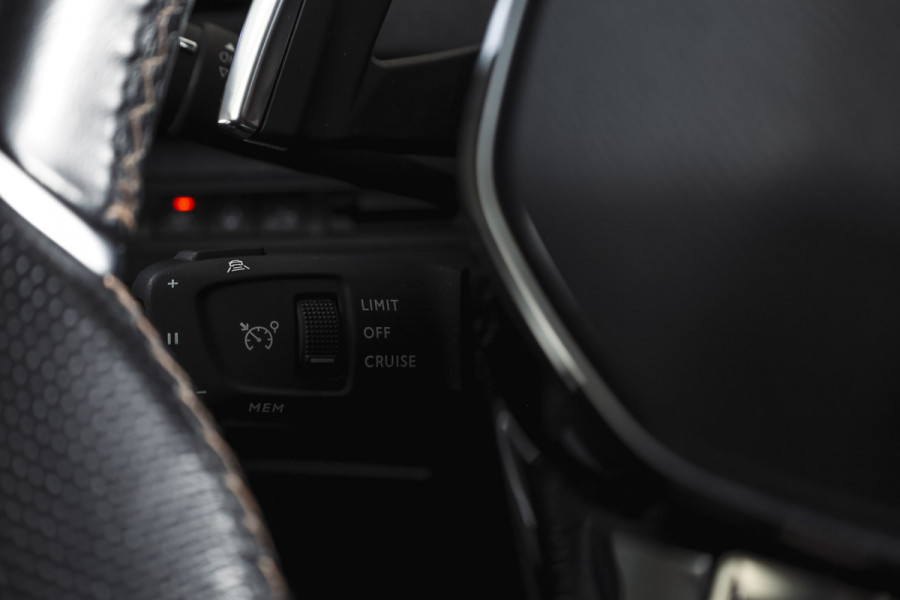 Peugeot 3008 1.6 PureTech 180 PK GT - Automaat | Afn. Trekhaak | Dig. Cockpit | Adapt. Cruise | Leder-+stoelverw. | Elek. stoelen | Camera | NAV | ECC | Elek. Klep | LM 18" |
