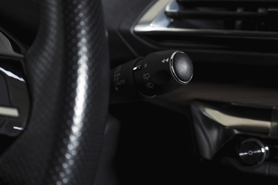 Peugeot 3008 1.6 PureTech 180 PK GT - Automaat | Afn. Trekhaak | Dig. Cockpit | Adapt. Cruise | Leder-+stoelverw. | Elek. stoelen | Camera | NAV | ECC | Elek. Klep | LM 18" |
