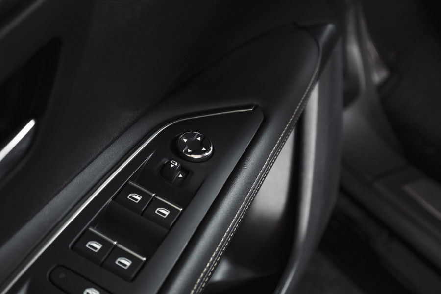 Peugeot 3008 1.6 PureTech 180 PK GT - Automaat | Afn. Trekhaak | Dig. Cockpit | Adapt. Cruise | Leder-+stoelverw. | Elek. stoelen | Camera | NAV | ECC | Elek. Klep | LM 18" |