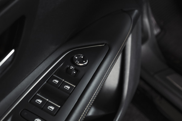 Peugeot 3008 1.6 PureTech 180 PK GT - Automaat | Afn. Trekhaak | Dig. Cockpit | Adapt. Cruise | Leder-+stoelverw. | Elek. stoelen | Camera | NAV | ECC | Elek. Klep | LM 18" |