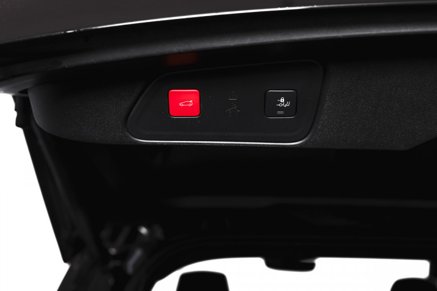 Peugeot 3008 1.6 PureTech 180 PK GT - Automaat | Afn. Trekhaak | Dig. Cockpit | Adapt. Cruise | Leder-+stoelverw. | Elek. stoelen | Camera | NAV | ECC | Elek. Klep | LM 18" |