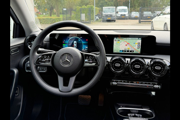 Mercedes-Benz A-Klasse 250 e Business Line Limousine Automaat 218 Pk | Panoramadak | Navigatie | Climate | Cruise control | 19".