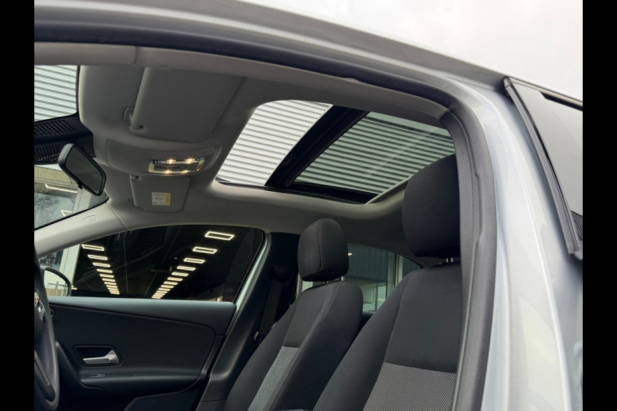 Mercedes-Benz A-Klasse 250 e Business Line Limousine Automaat 218 Pk | Panoramadak | Navigatie | Climate | Cruise control | 19".