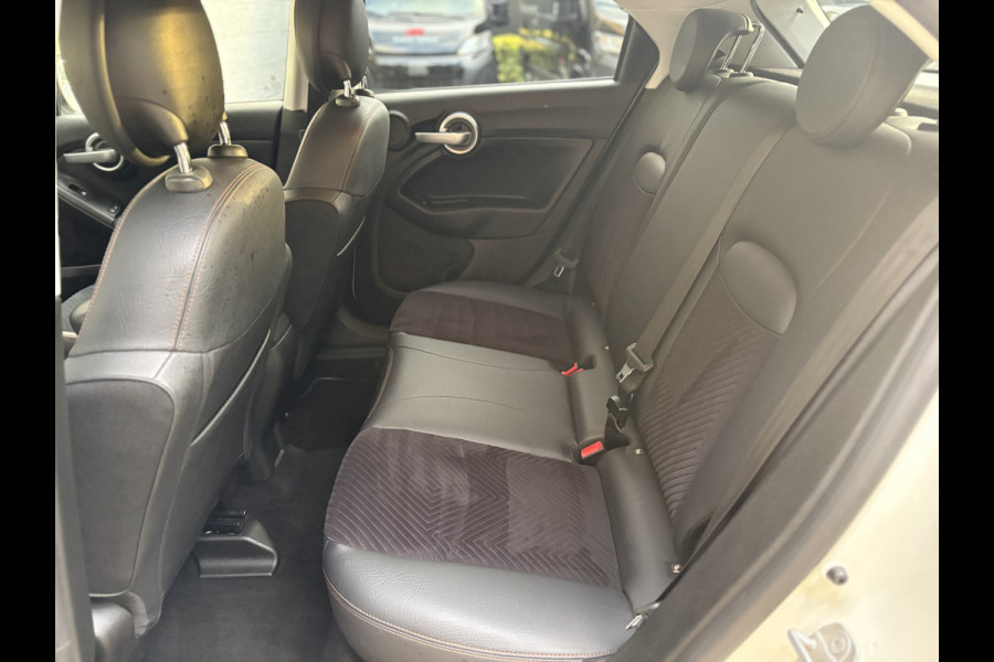 Fiat 500X Cross 1.4 Turbo MultiAir S-Design Cross Airco - Parkeersensor achter - Navigatie - Cruise control - Bluetooth - Dakrails - Radio - Licht metalen velgen 19 inch - Start/stop systeem - Lederen/stof bekleding - Elektrische ramen - Extra getint glas achter -  Keyless entry