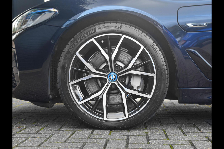 BMW 5 Serie 530e xDrive Business M-sport Laser ACC Leren bekleding 19 inch velgen Trekhaak