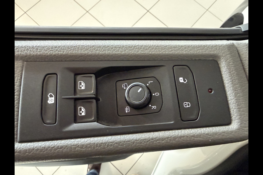 Volkswagen Transporter 2.0 TDI L1H1 Automaat Airco /carplay / Camera / 3 zits / Trekhaak