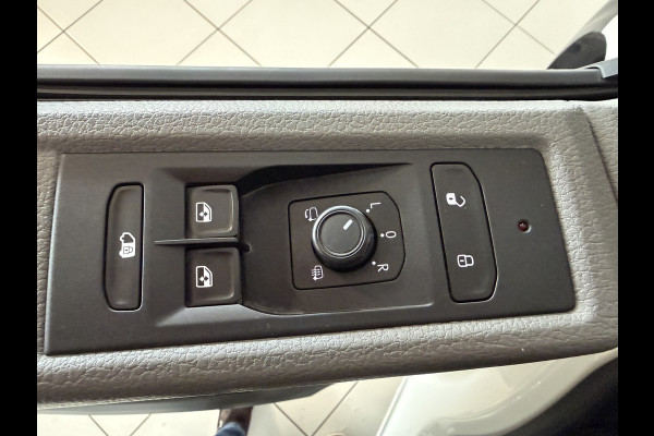 Volkswagen Transporter 2.0 TDI L1H1 Automaat Airco /carplay / Camera / 3 zits / Trekhaak