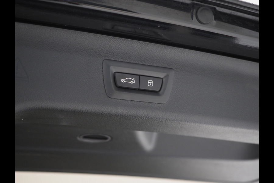 BMW 5 Serie Touring 530e | Leder | Trekhaak | Keyless | Camera | Sfeerlicht | Dodehoek | Cruise | Carplay