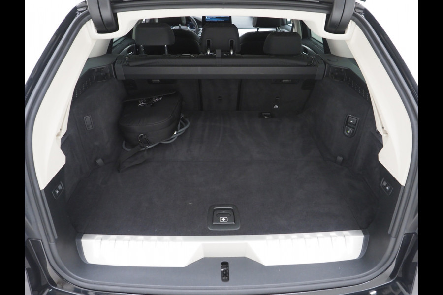 BMW 5 Serie Touring 530e | Leder | Trekhaak | Keyless | Camera | Sfeerlicht | Dodehoek | Cruise | Carplay