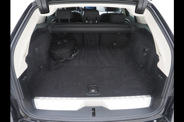 BMW 5 Serie Touring 530e | Leder | Trekhaak | Keyless | Camera | Sfeerlicht | Dodehoek | Cruise | Carplay