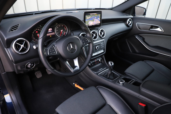 Mercedes-Benz A-Klasse 180 Business Solution | Led | Stoelverwarming | Cruise-control | Apple-carplay | Camera | Startknop | Facelift | NL-Auto | 2018.