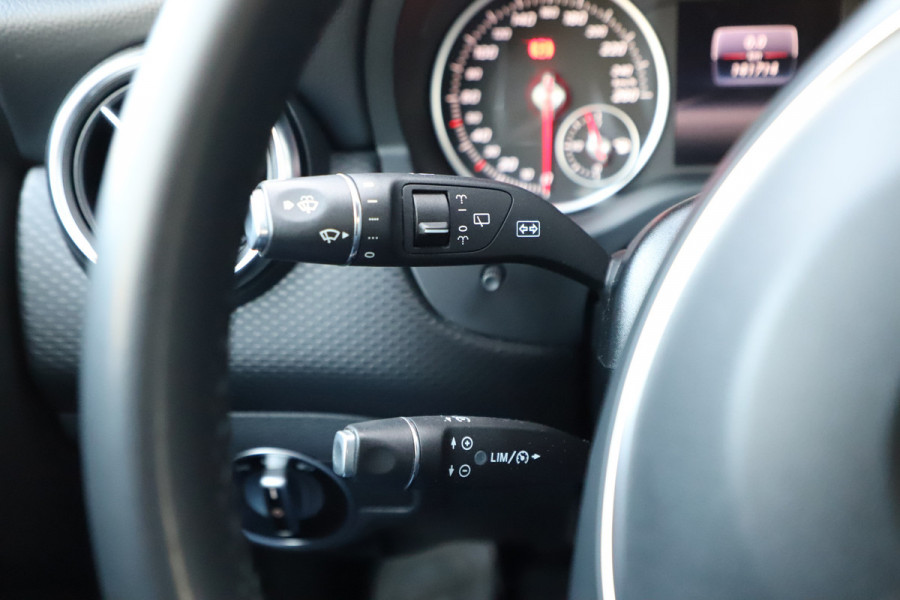 Mercedes-Benz A-Klasse 180 Business Solution | Led | Stoelverwarming | Cruise-control | Apple-carplay | Camera | Startknop | Facelift | NL-Auto | 2018.