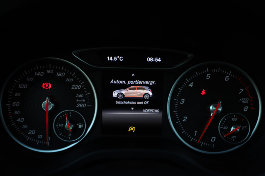 Mercedes-Benz A-Klasse 180 Business Solution | Led | Stoelverwarming | Cruise-control | Apple-carplay | Camera | Startknop | Facelift | NL-Auto | 2018.
