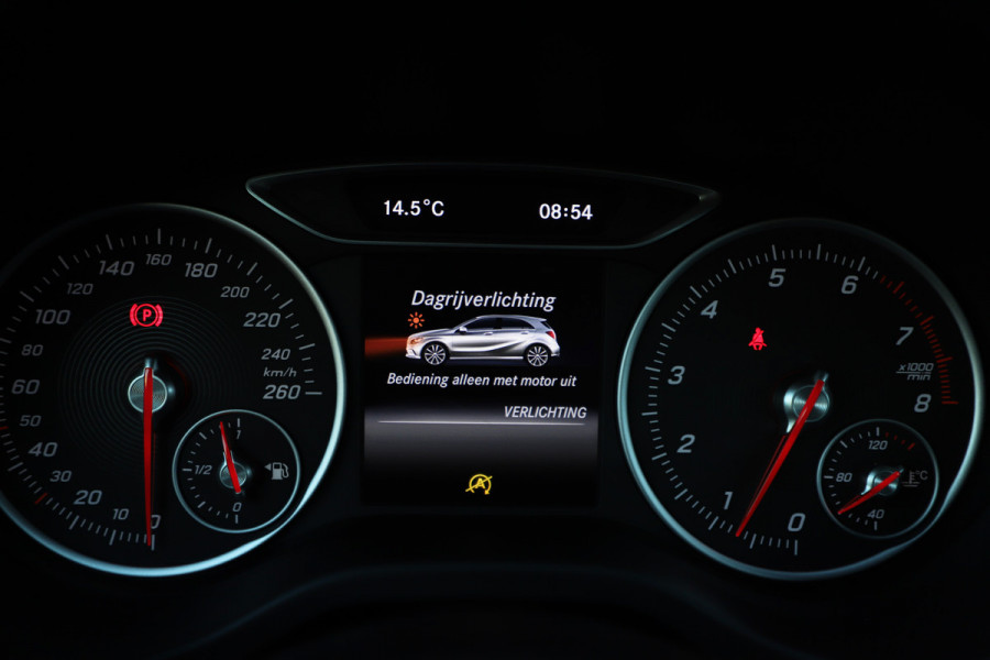 Mercedes-Benz A-Klasse 180 Business Solution | Led | Stoelverwarming | Cruise-control | Apple-carplay | Camera | Startknop | Facelift | NL-Auto | 2018.