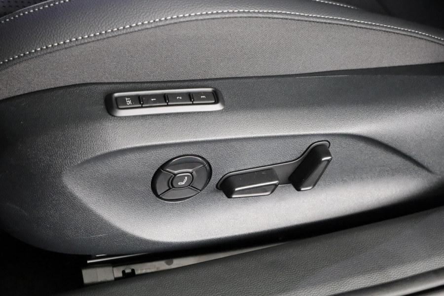 Škoda Superb Combi Sportline Business PHEV 1.5 TSI 204pk DSG-6 | Trekhaak | Travel assist plus | Panoramadak | Canton | 19 inch lichtmetalen velgen