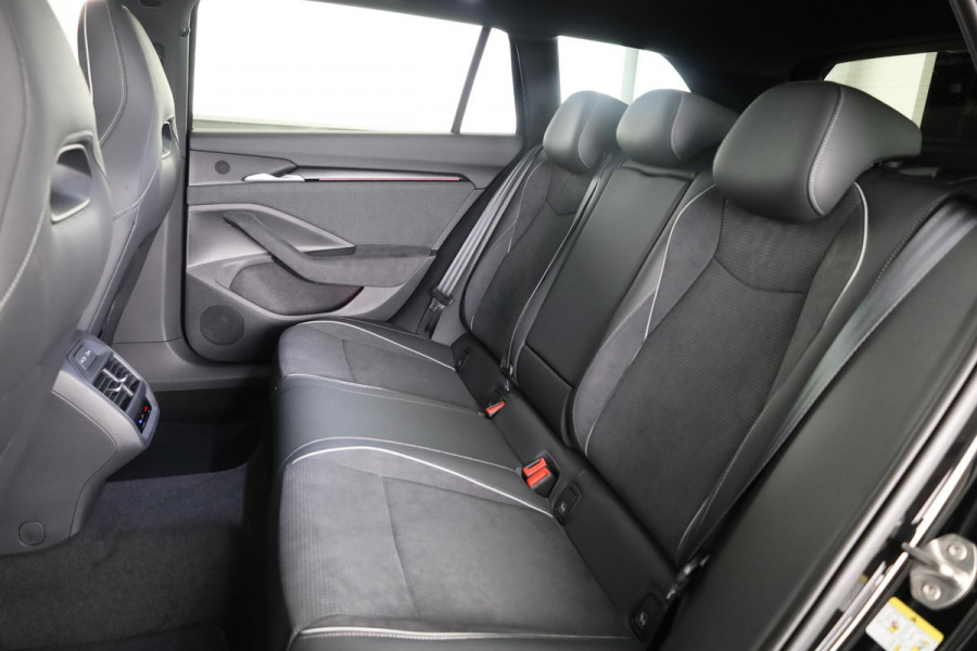 Škoda Superb Combi Sportline Business PHEV 1.5 TSI 204pk DSG-6 | Trekhaak | Travel assist plus | Panoramadak | Canton | 19 inch lichtmetalen velgen