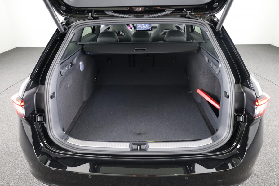Škoda Superb Combi Sportline Business PHEV 1.5 TSI 204pk DSG-6 | Trekhaak | Travel assist plus | Panoramadak | Canton | 19 inch lichtmetalen velgen