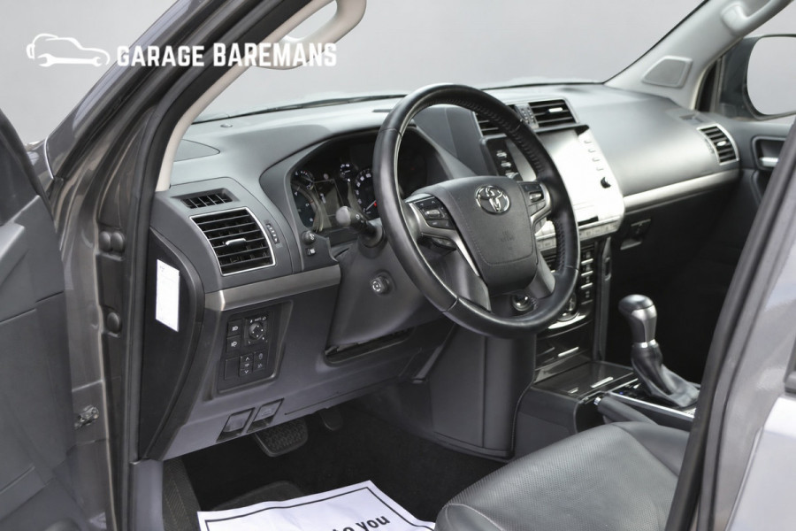 Toyota Land Cruiser 2.8 D-4D-F Black Edition Window Van
