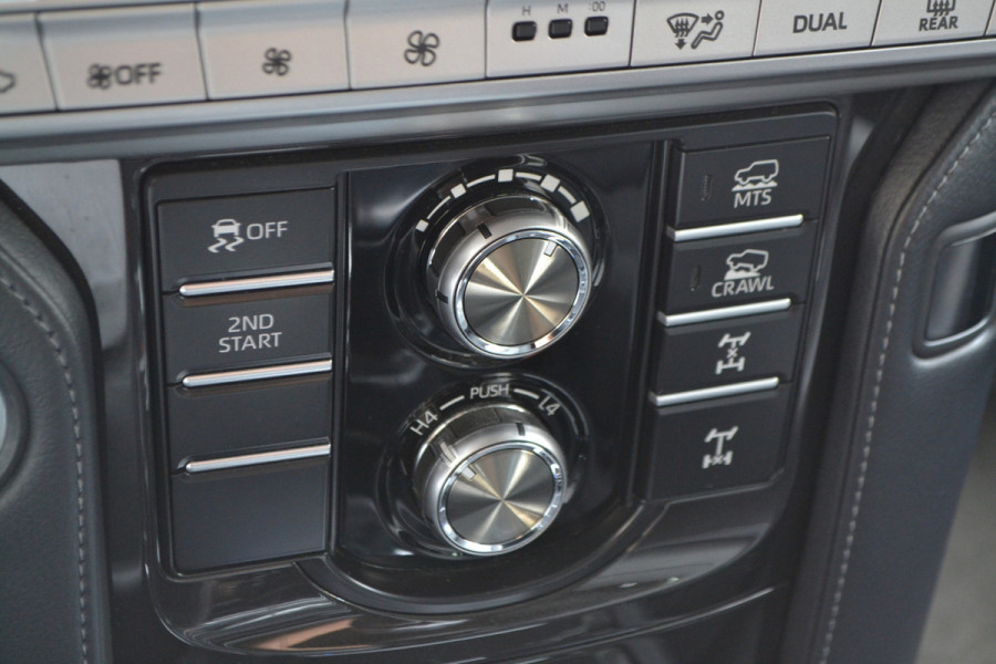 Toyota Land Cruiser 2.8 D-4D-F Black Edition Window Van