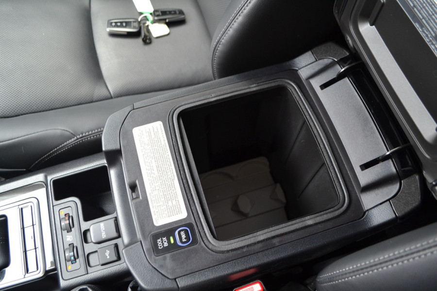 Toyota Land Cruiser 2.8 D-4D-F Black Edition Window Van