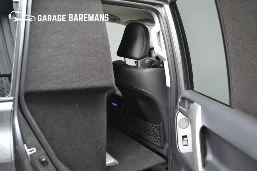 Toyota Land Cruiser 2.8 D-4D-F Black Edition Window Van