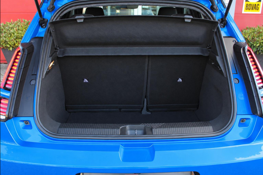ALPINE A290 GTS 220PK 52 kWh | DEVIALET AUDIO SYSTEM | DRAADLOZE TELEFOONLADER | ELEKTRISCH VERWARMBAAR STUURWIEL | 19" LICHTMETALEN VELGEN "SNOWFLAKE" NOIR BRILLIANT | ALPINE LOGO OP ZIJSCHERMEN | BREMBO REMKLAUWEN "ROUGE RACING" | ALPINE TELEMETRICS PREMIUM | NAPPA LEDEREN BEKLEDING BLUE PROFOND/GRIS EVEE MET ALPINE STIKSELS EN LOGO | MICHELIN PILOT SPORT BANDEN | ALPINE SPORT CHASSIS | GROOTLICHT ASSISTENT | DCC | ADAPTIVE CRUISE CONTROL | PARKEERNSENSOREN VOOR ACHTER EN ZIJKANT | ACHTERUITRIJ CAMERA | HANDSFREE CARD | VERWARMBARE VOORSTOELEN | WARMTEPOMP | NAVIGATIE BY "GOOGLE