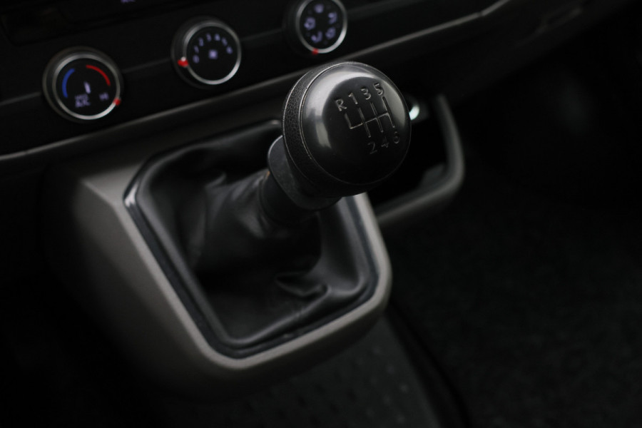 Volkswagen Transporter 2.0 TDI L2H1 30 DC Eerste Eigenaar, Airco, Cruise, Apple Carplay, DAB, PDC, Trekhaak, 16''